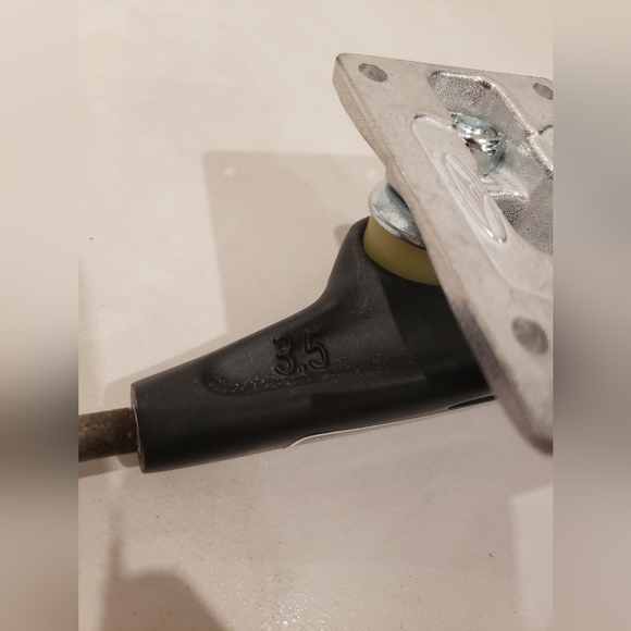 2 Krux Skateboard Trucks, Bones Reds Bearings, 4 Sidecuts Wheels - Picture 8 of 11